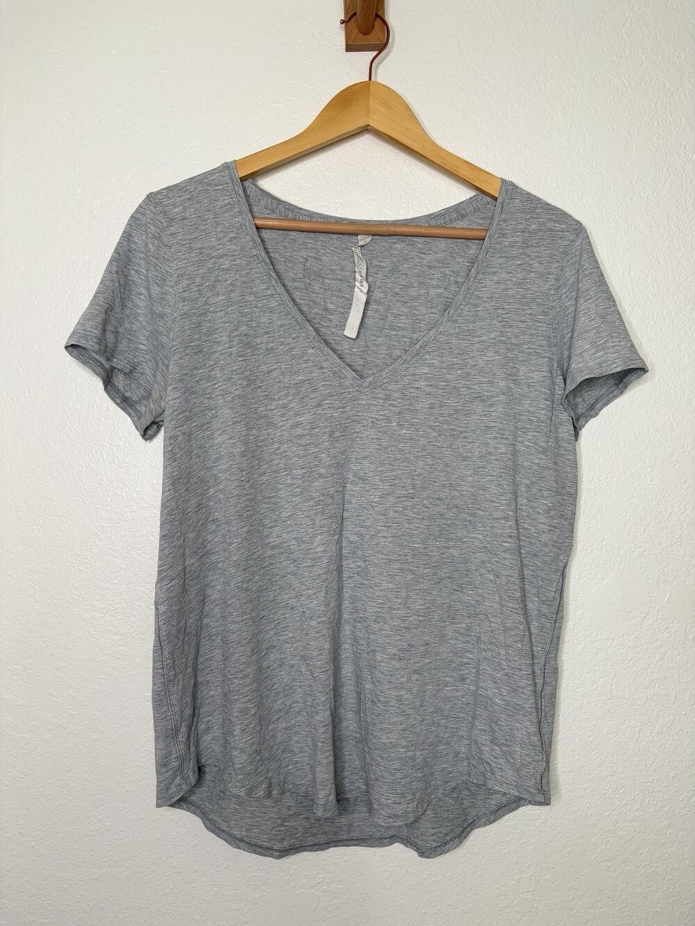 Lululemon Love V-Neck T-Shirt in Gray Size 10